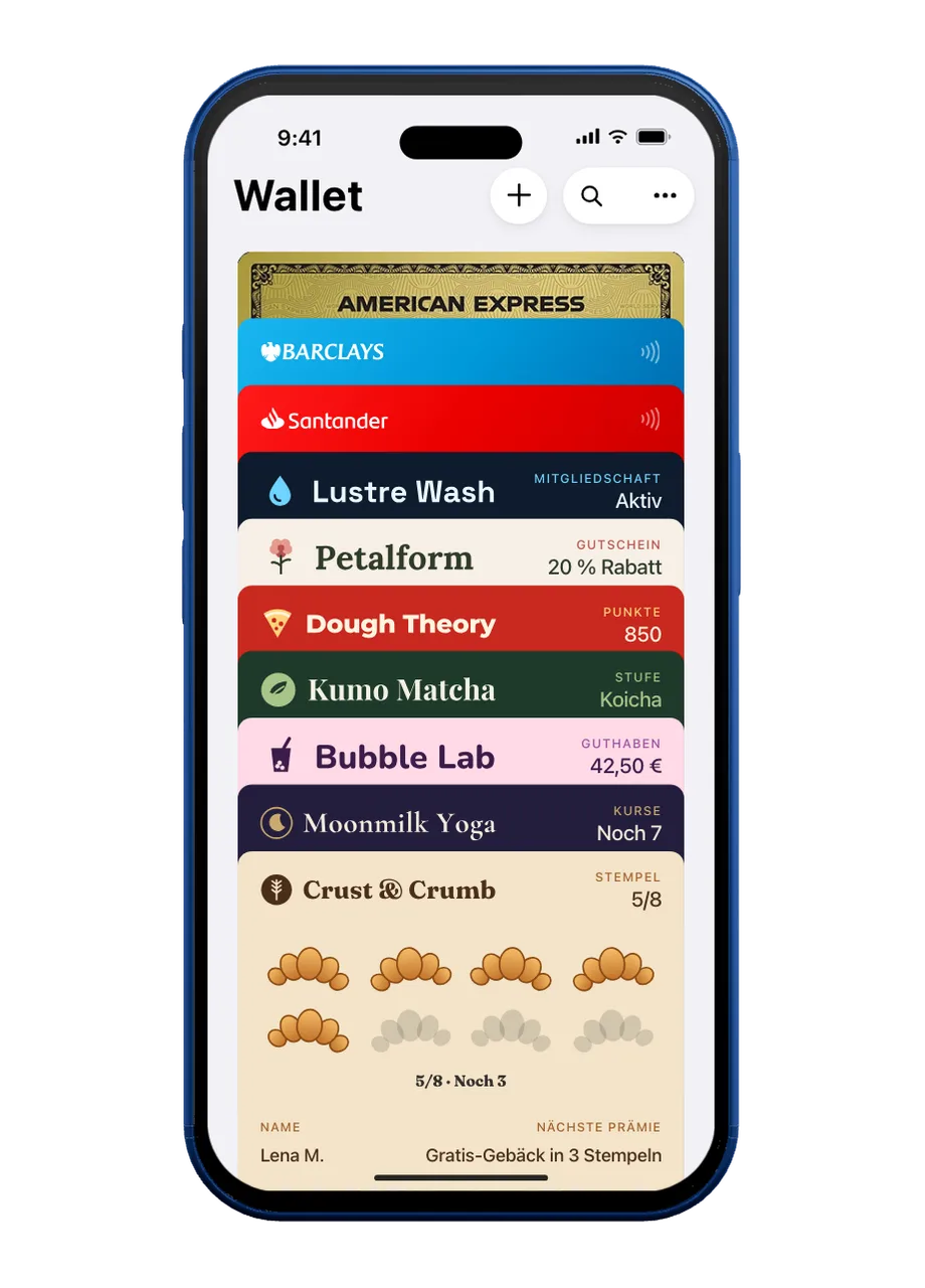 Ein iPhone mit Apple Wallet: TAPPI-Karten von sieben Beispielbetrieben neben Bankkarten